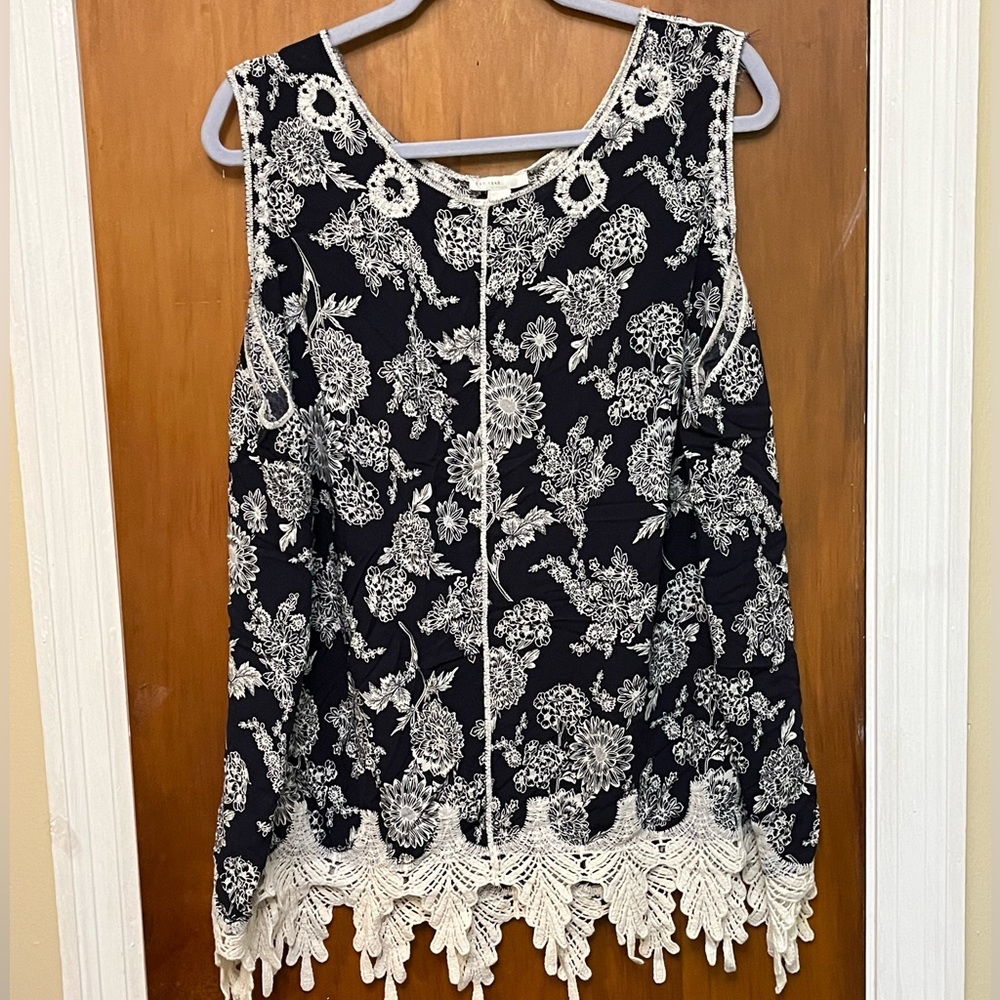 Floral Lace Trim Sleeveless Top - Black and White. 22/24 - Picture 5 of 5